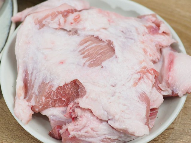 Thịt lợn nọng là một phần thịt giàu chất béo hơn rất nhiều so với thịt thăn hay thịt mông nạc.