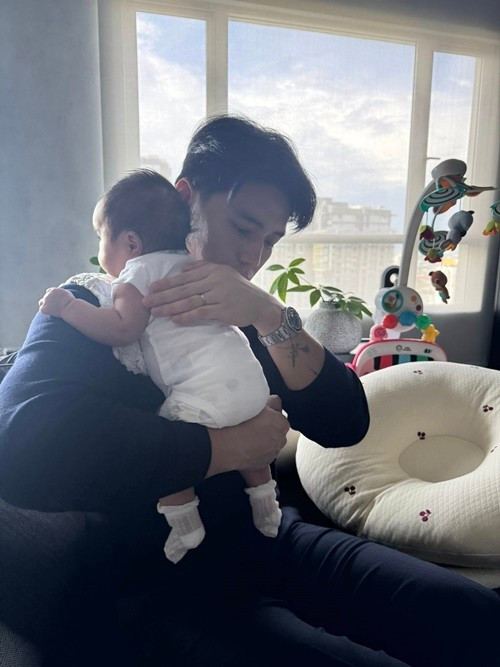 Cặp đôi thường hé lộ một phần gương mặt bé Gạo. Ảnh: FB Ngô Thanh Vân.