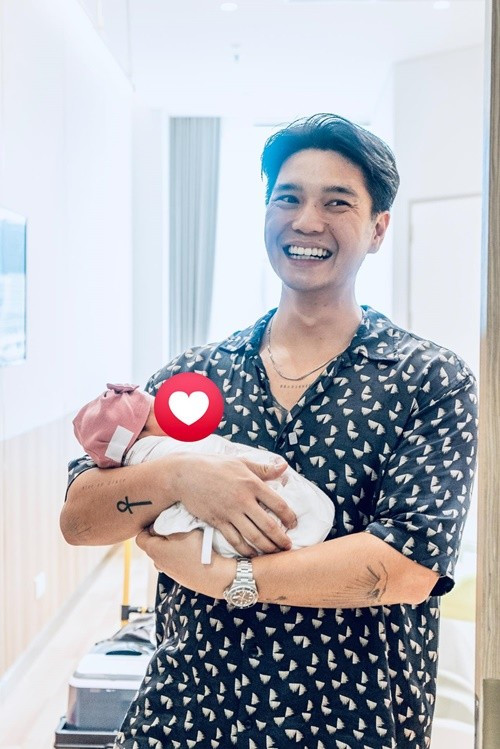 Chúc mừng sinh nhật ba Huy – người đàn ông của mẹ, người hùng của Gạo. Và chúc mừng 100 ngày của bé Gạo – món quà ngọt ngào nhất mà cuộc đời đã gửi tặng cho chúng ta, Ngô Thanh Vân bày tỏ. Ảnh: FB Ngô Thanh Vân.