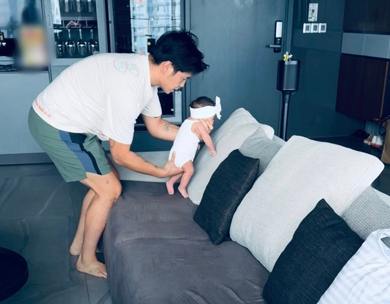 Vợ chồng Ngô Thanh Vân sử dụng nơ làm điệu cho con gái nhỏ. Ảnh: FB Ngô Thanh Vân.