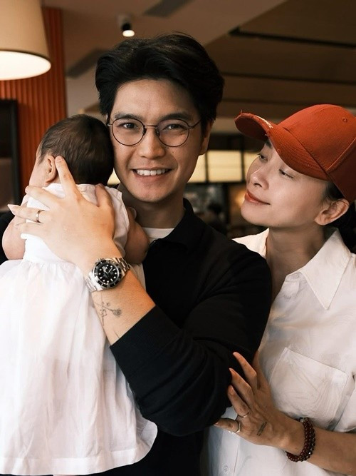 Nữ diễn viên vừa chia sẻ, sinh nhật năm nay của Huy Trần trở nên đặc biệt hơn bởi anh có thêm một cô gái nhỏ cùng thổi nến – bé Gạo. Ảnh: FB Ngô Thanh Vân.