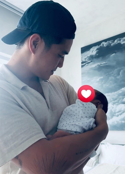 100 ngày qua, Huy Trần bắt đầu hành trình làm cha. Không cần những lời hoa mỹ, chỉ cần nhìn cách ba ôm con, nhìn ánh mắt ba dõi theo từng hơi thở nhỏ bé, mẹ biết – tình yêu của ba lớn đến nhường nào, Ngô Thanh Vân viết. Ảnh: FB Ngô Thanh Vân.