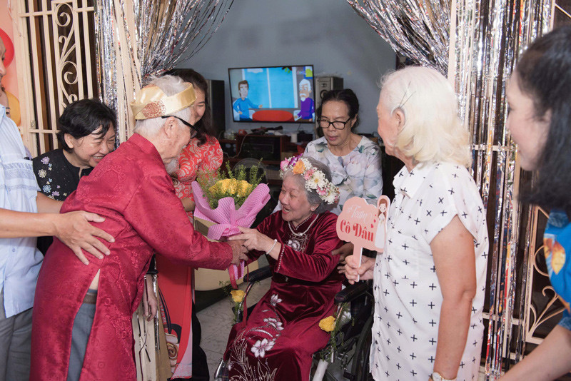 Hai cụ hạnh phúc khi được con cháu tổ chức lễ kỷ niệm 60 năm ngày cưới 
