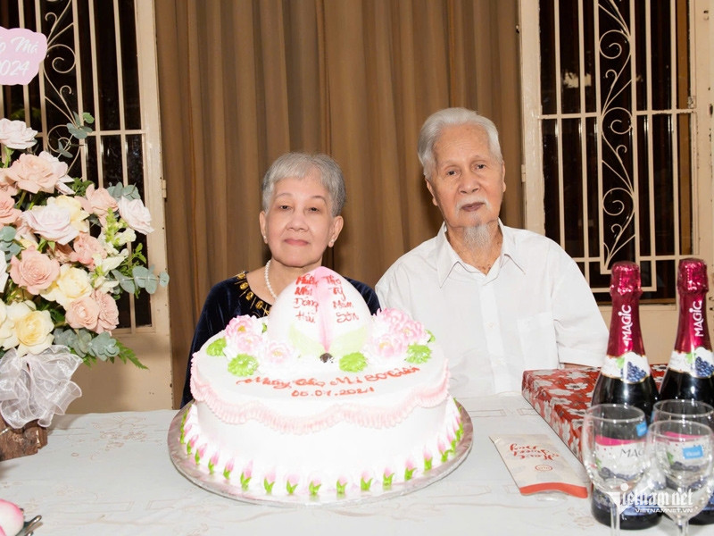 Sau 60 năm, vợ chồng cụ Danh vẫn yêu thương, bảo vệ nhau 