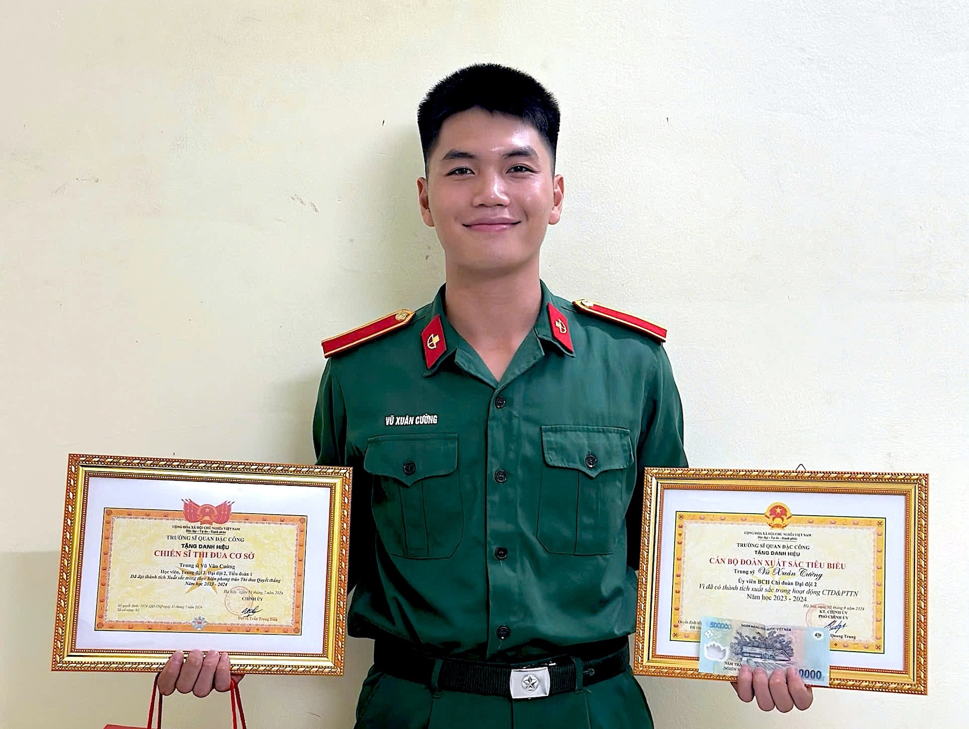 Vũ Xuân Cường tốt nghiệp thủ khoa Trường Sĩ quan Đặc công. Ảnh: NVCC