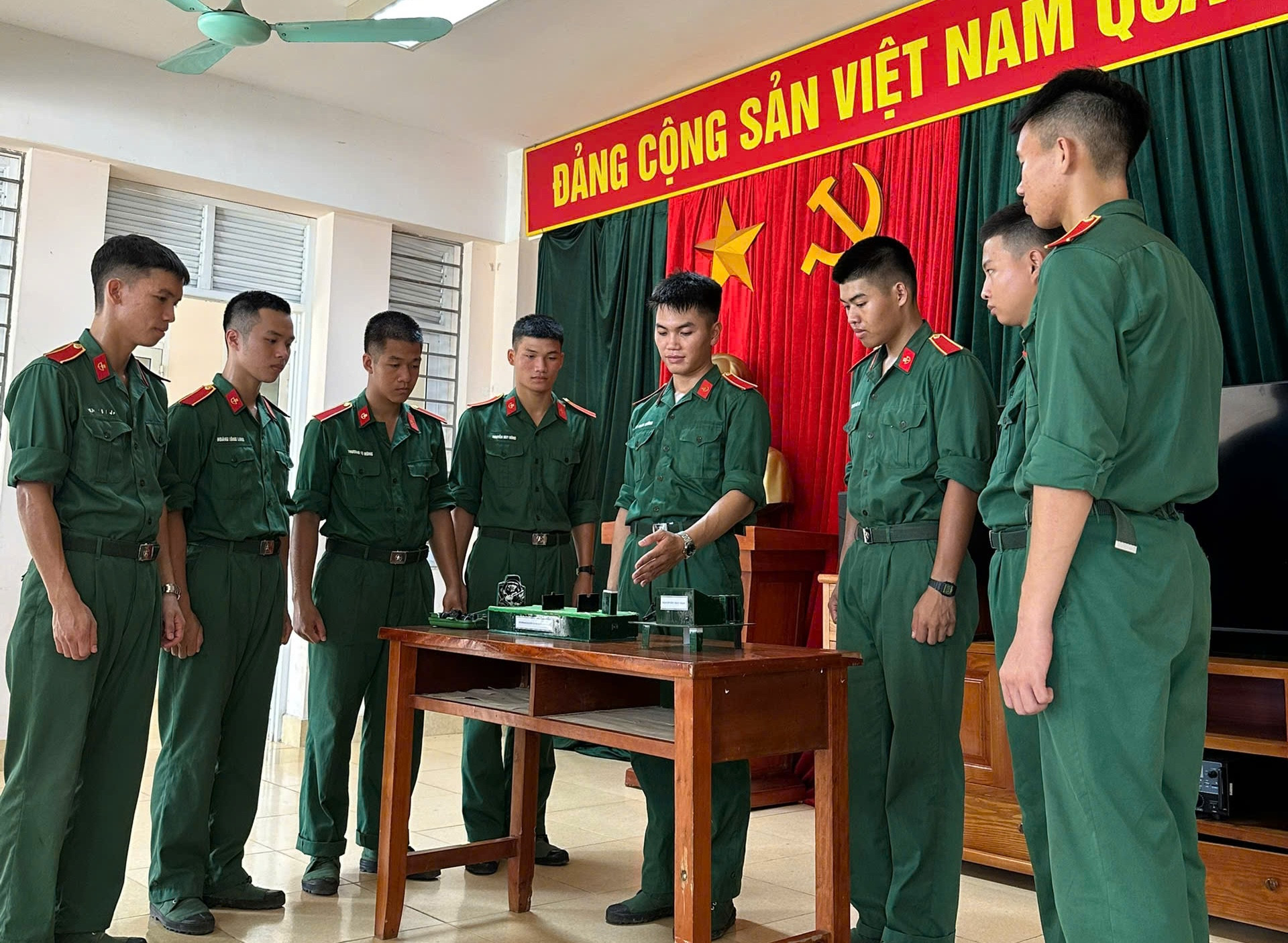 Cường đang giới thiệu sáng kiến cải tiến cho các học viên. Ảnh: NVCC