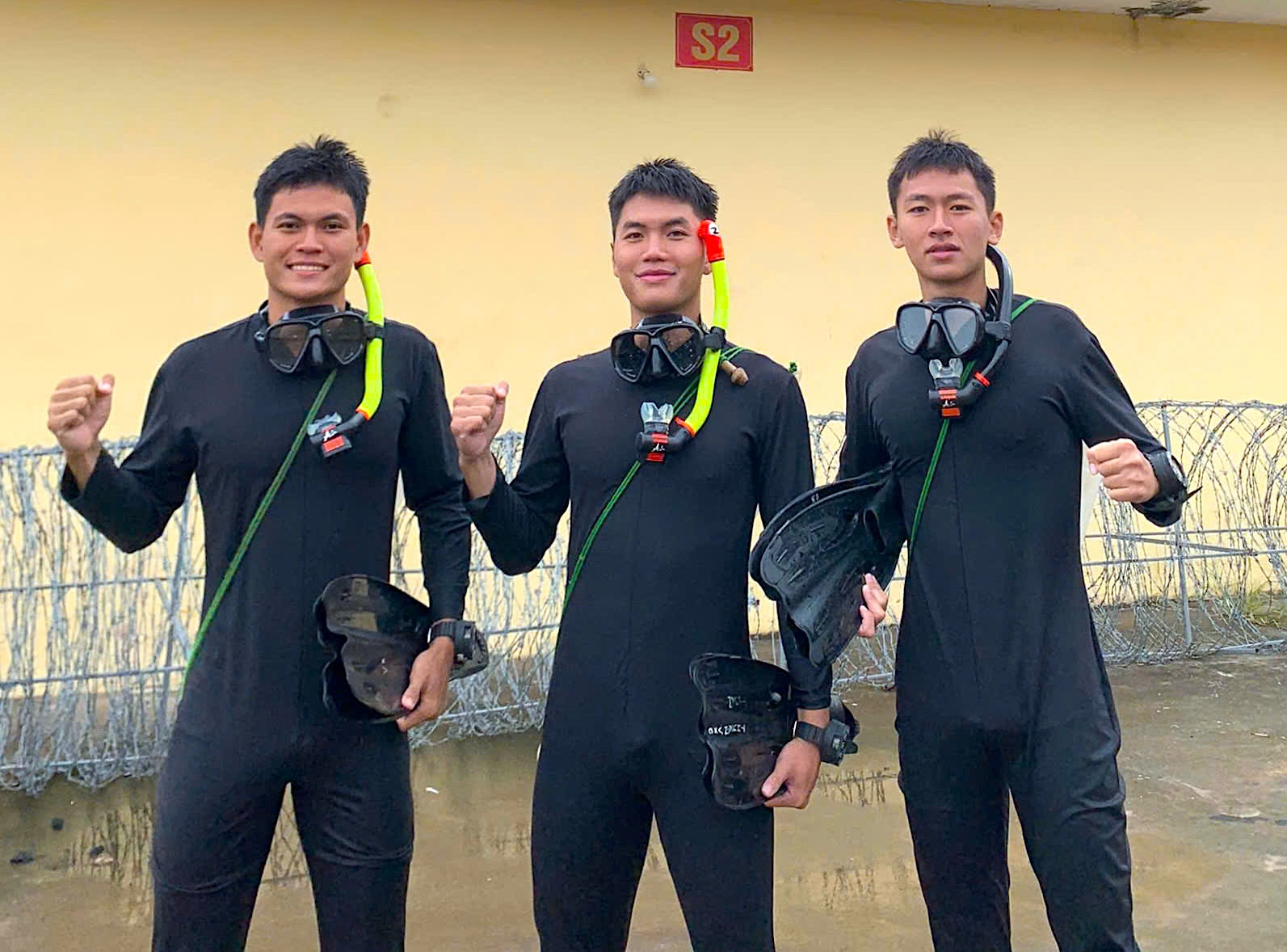 Cường cùng đồng đội trước một buổi huấn luyện lặn. Ảnh: NVCC
