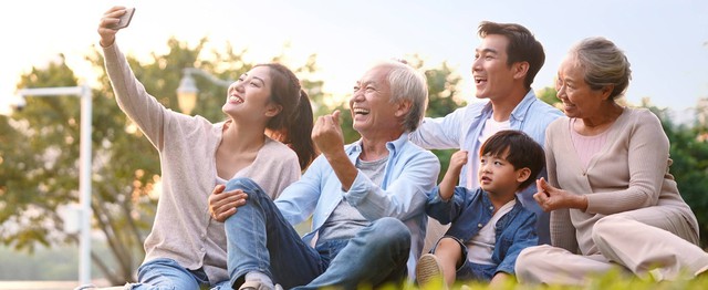 Hạnh phúc khi về già là con cháu hiếu thảo, ggia đình hòa thuận, tuổi già có người bên cạnh. Ảnh minh họa