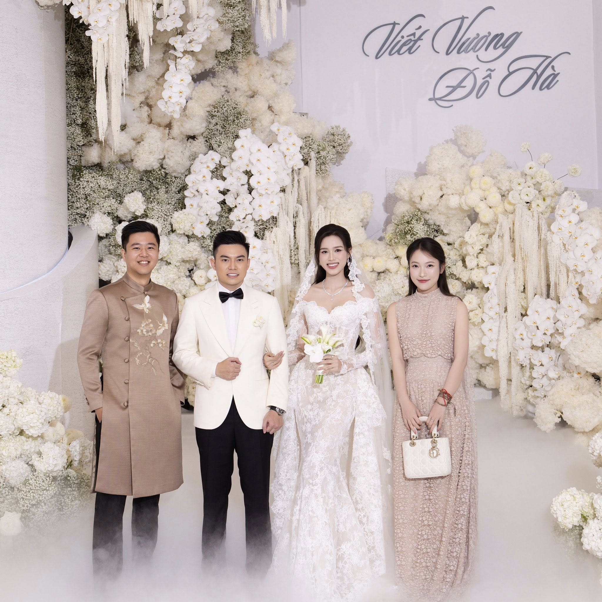 Mới đây, MC Khánh Vy gây chú ý khi xuất hiện trong tiệc cưới Đỗ Thị Hà - Nguyễn Viết Vương. Nữ MC diện chiếc đầm đến từ nhà White Ant có giá khoảng 5 triệu phối cùng chiếc Mini Lady Dior Bag khoảng 145 triệu đồng.