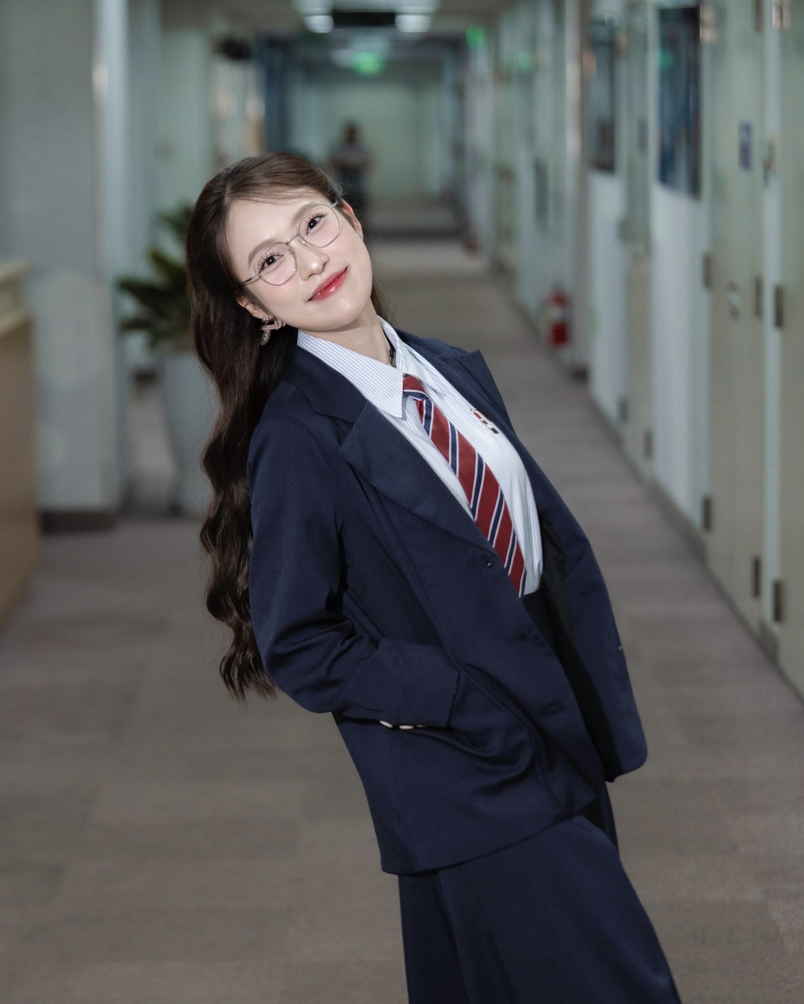 Cách phối màu của Khánh Vy cũng rất tinh tế: ưu tiên gam trung tính nhưng thêm điểm nhấn bằng phụ kiện như túi nhỏ, dây chuyền mảnh hoặc kính mắt street style.