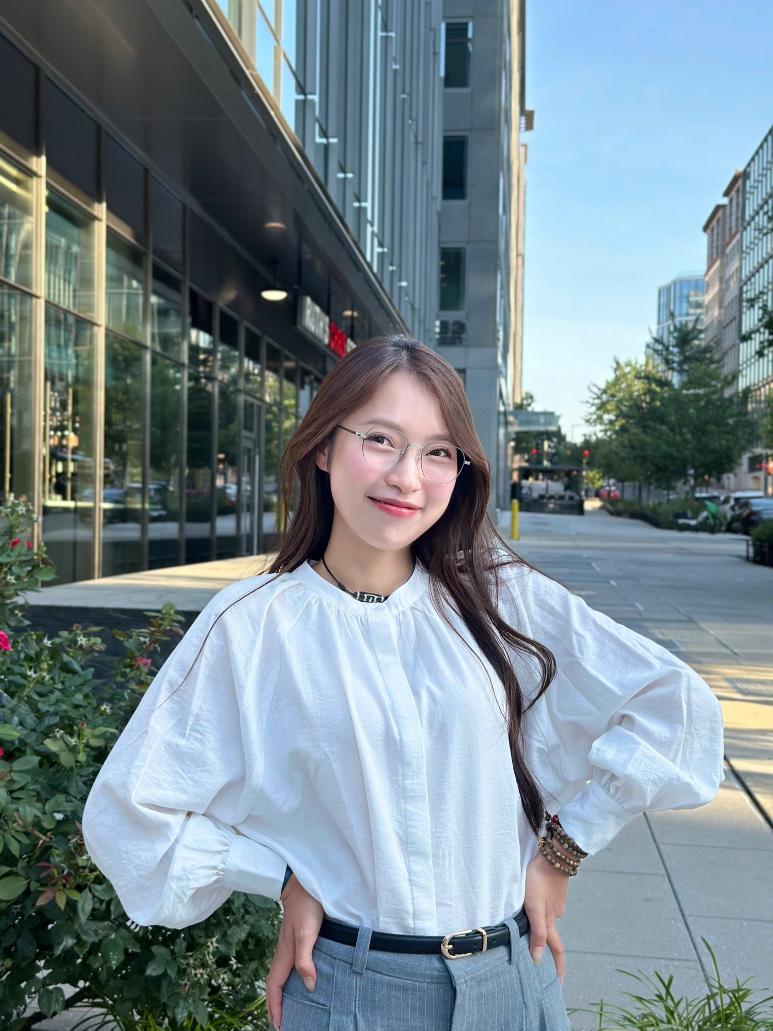 Không chỉ thế, MC Khánh Vy đã thành công xây dựng một phong cách girl phố đầy ấn tượng, cân bằng giữa nét trẻ trung, thoải mái, cá tính và sự gợi cảm khéo léo.