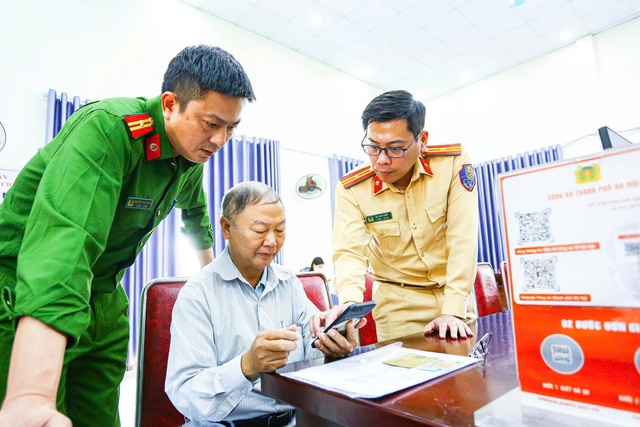 Tính đến 17h ngày 13/11, Công an thành phố Hà Nội đã thu thập được 32.417 bộ dữ liệu về phương tiện và giấy phép lái xe. Trong đó gồm 17.993 dữ liệu giấy phép lái xe và 14.424 dữ liệu đăng ký phương tiện.