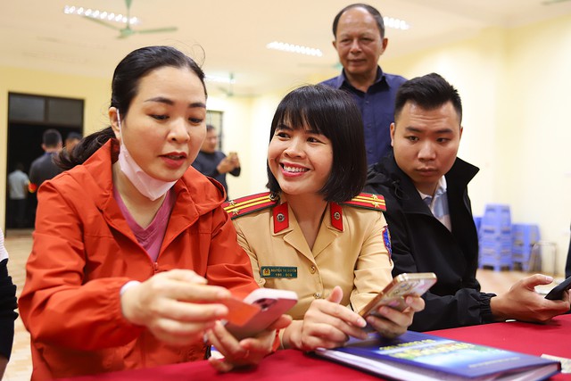 Để triển khai hiệu quả việc làm sạch dữ liệu đăng ký xe và giấy phép lái xe, tại các trung tâm thương mại, video hướng dẫn thao tác trên iHanoi cũng được phát nhằm giúp người dân dễ dàng thực hiện.