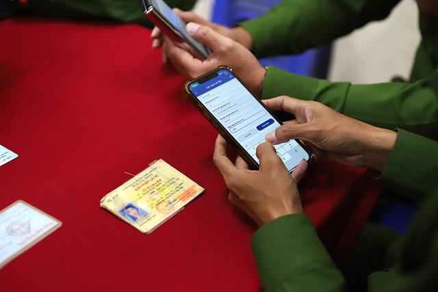 Tại 1 số xã/phường, lực lượng chức năng đến từng hộ gia đình hoặc phát thông báo mời người dân đến nhà Văn Hóa để trực tiếp hướng dẫn các bước làm sạch dữ liệu phương tiện, bằng lái trên iHanoi.