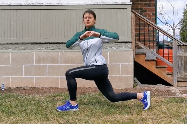 Đi bộ chùng chân kết hợp xoay người giúp giảm mỡ bụng.