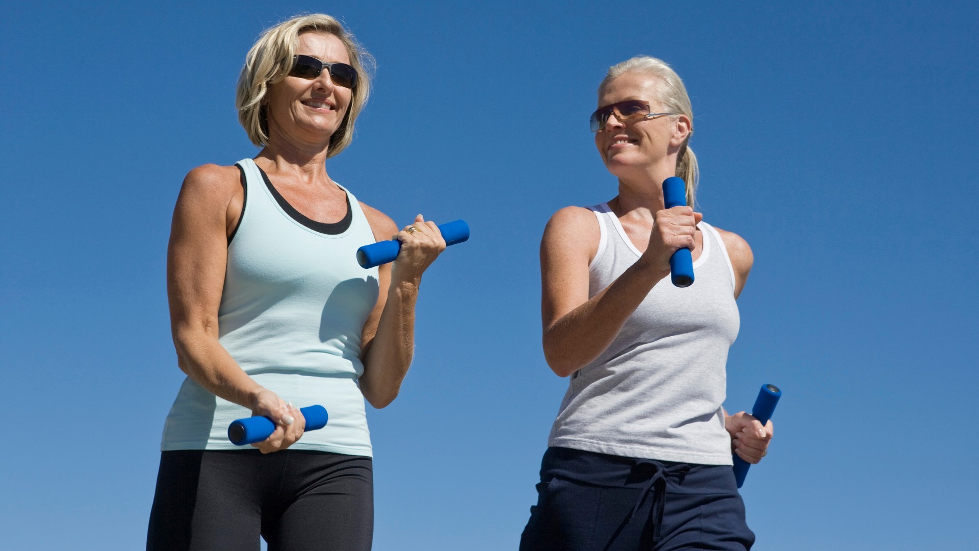 Đi bộ có tạ tác động vào cơ trung tâm, vai, lưng, mông, chân.