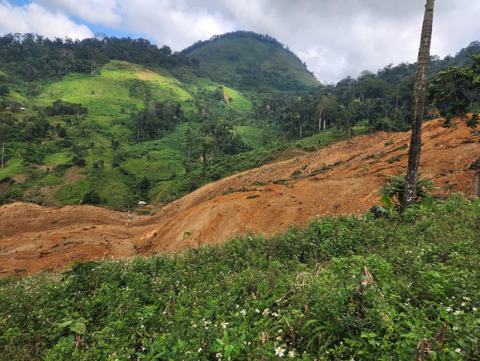 Clip ghi lại cảnh sạt lở kinh hoàng ở xã Hùng Sơn, TP Đà Nẵng (clip do UBND xã cung cấp)