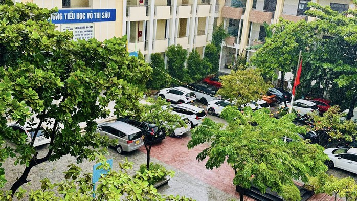 Hàng chục xe ô tô đến đậu ở sân trường Tiểu học Võ Thị Sáu trong đợt mưa bão cuối tháng 10 vừa qua