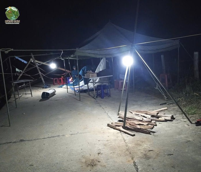 Sạt lở kinh hoàng ở Đà Nẵng: amp;#34;Về đi em, con khát sữa đòi mẹamp;#34;! - 1