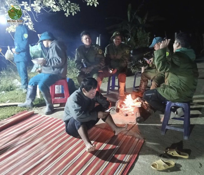Tối 14-11, khu vực sạt lở trời lạnh xuống 14 độ, lực lượng chức năng phải đốt lửa sưởi ấm (Ảnh: xã Hùng Sơn)