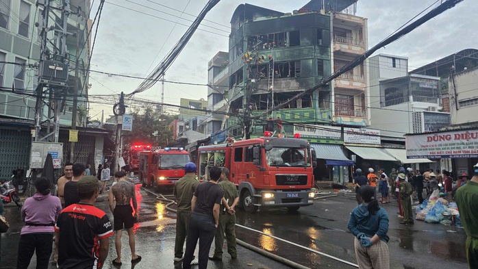 Đến sáng 15-11, lực lượng phòng cháy chữa cháy đang xử lý đám cháy ở căn nhà 4 tầng gần chợ Đầm Nha Trang