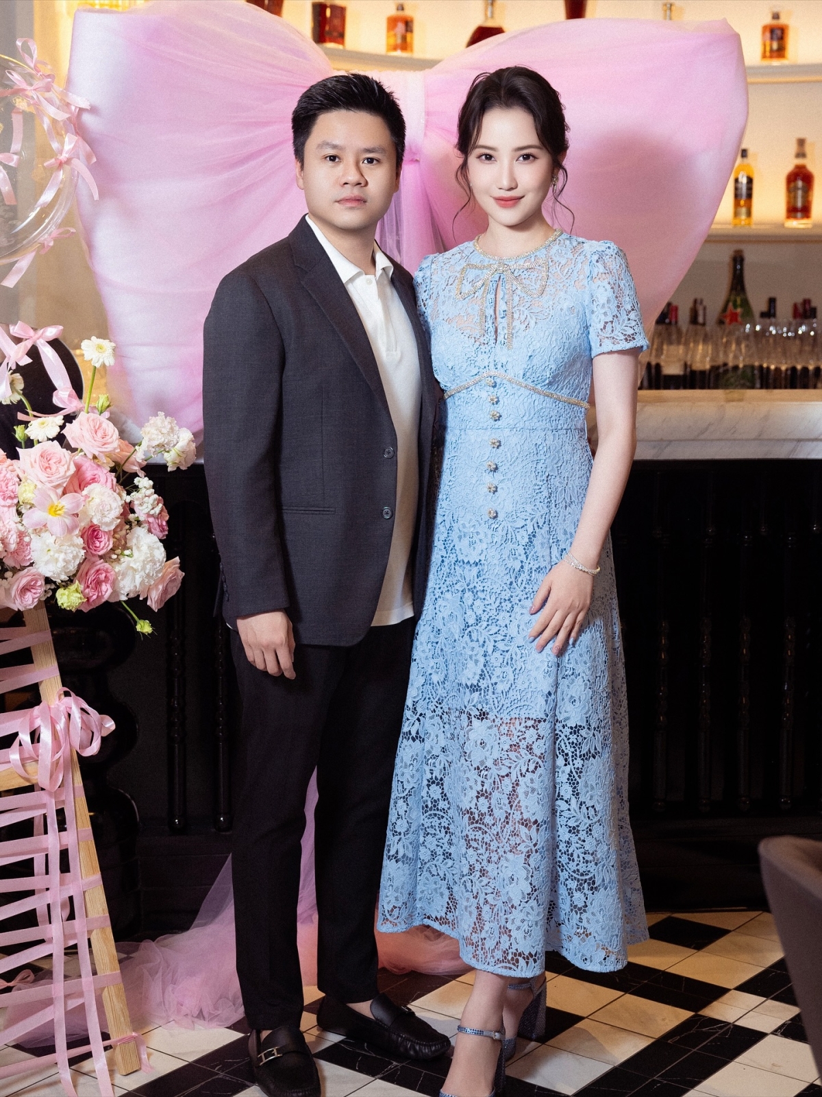 Hôm 12/11, Primmy Trương đăng ảnh đón tuổi mới bên chồng. Cô được ông xã Phan Thành tổ chức sinh nhật hoành tráng cùng những người bạn thân thiết. Phu nhân hào môn chọn bộ cánh thanh lịch trong buổi tiệc.