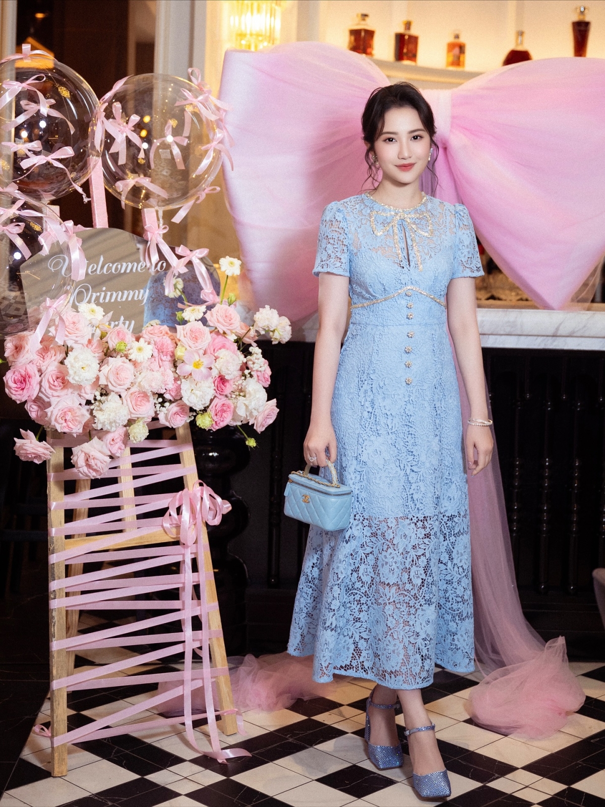 Bà mẹ hai con diện outfit tông xanh baby blue nữ tính, với váy, giày và túi xách đồng điệu tông màu.