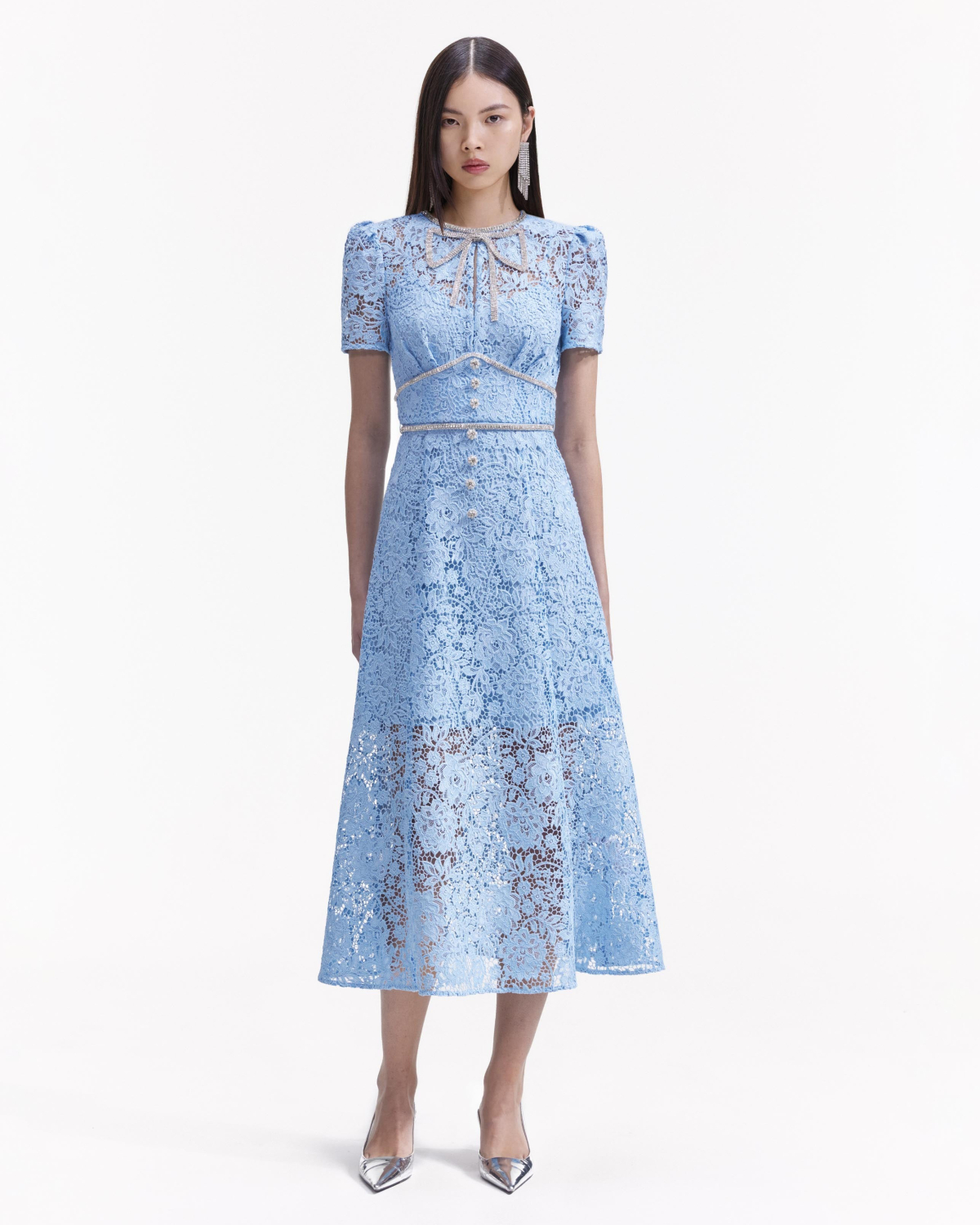 Chiếc đầm ren xanh đính kết đá lấp lánh mà Primmy chọn mặc là thiết kế của thương hiệu Self-Portrait, giá bán khoảng 17 triệu đồng. Nhà mốt nổi tiếng với những chiếc đầm nữ tính, sử dụng chất liệu ren cao cấp chủ đạo.