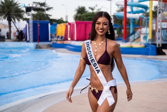 Người đẹp Indonesia, Sanly Liu, 29 tuổi, cao 1,7 m.