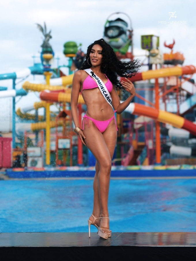 Người đẹp Cộng hòa Dominica, Dorcas Dienda, 31 tuổi, khoe cơ bụng, body săn chắc.