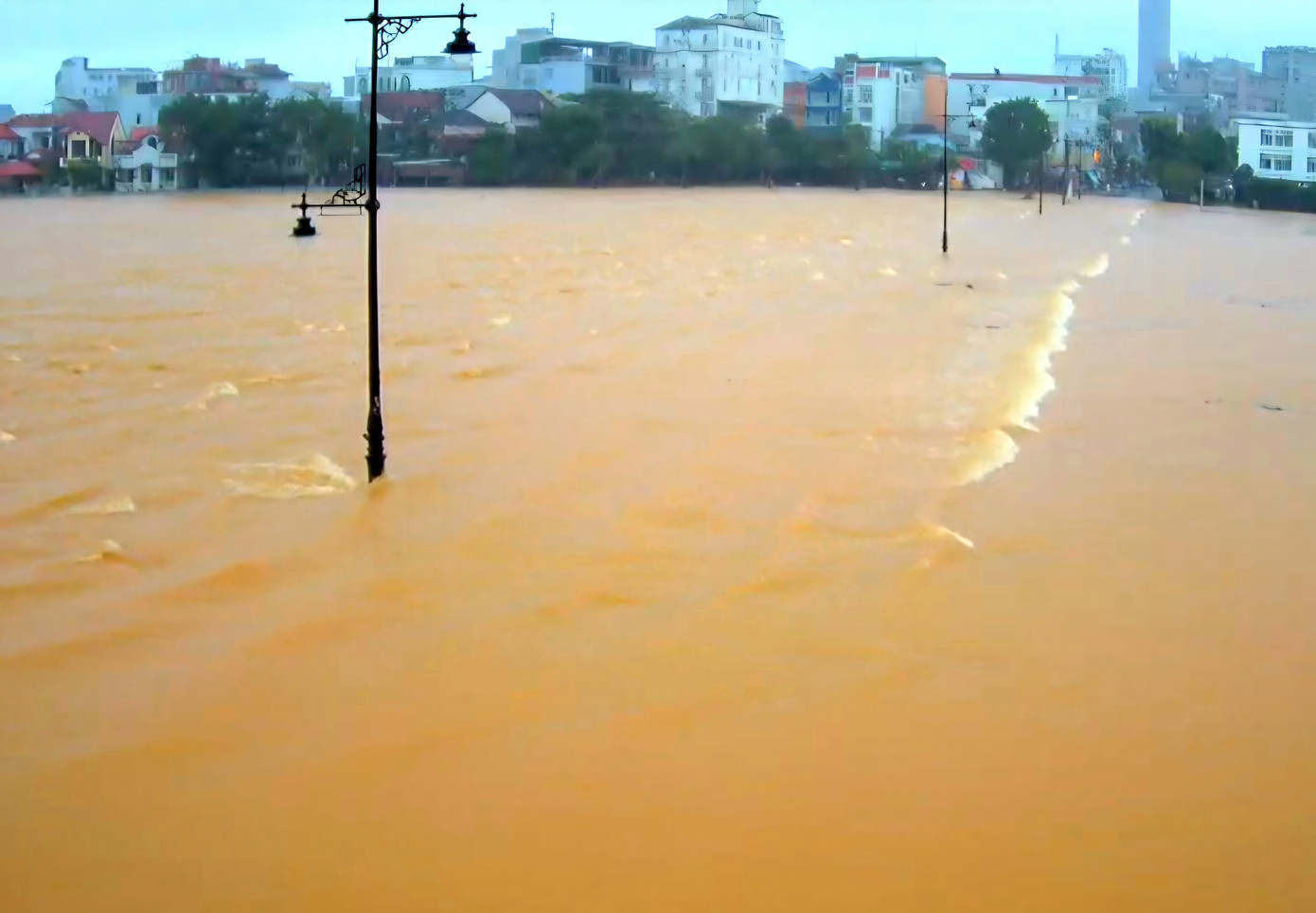 Sông Hương từng xảy ra lũ lớn vào cuối tháng 10, đầu tháng 11 và tiếp tục đối mặt với một trận lũ mới.