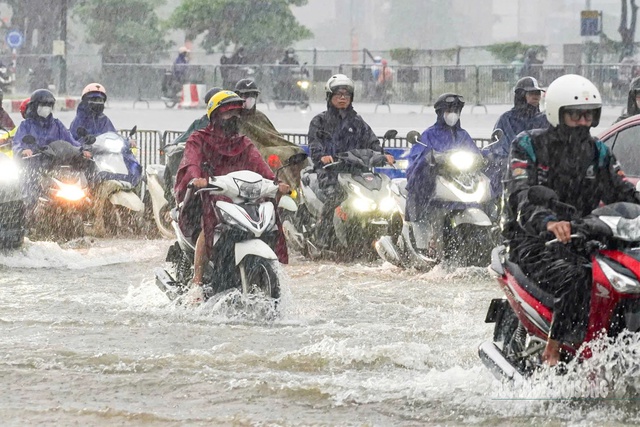 Miền Trung hứng mưa lớn, nguy cơ ngập úng nhiều nơi.