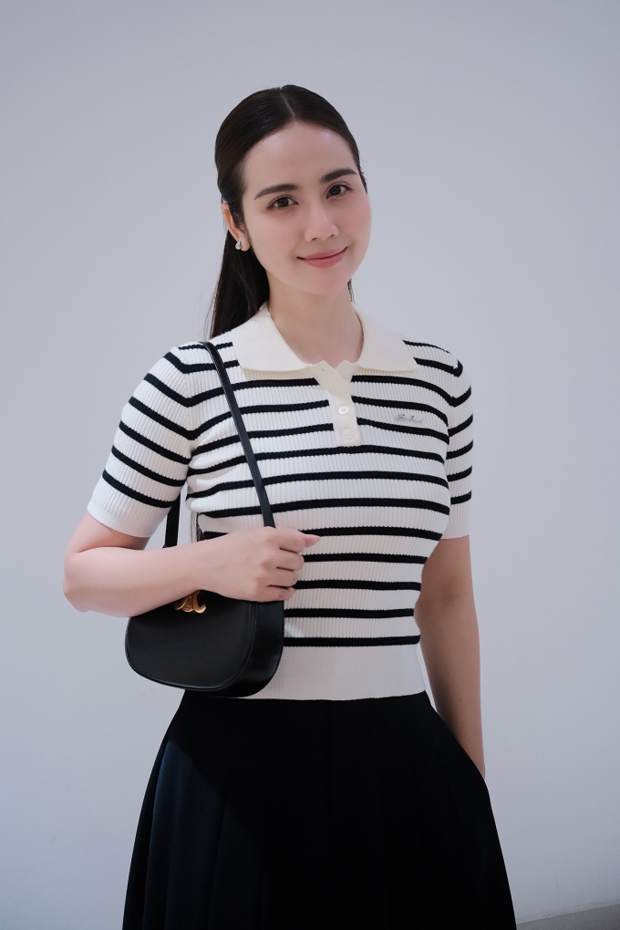 Phan Minh Huyền cao 1,64 m, nặng 46 kg, có vòng eo 56 cm khi đóng Cách em 1 milimet.