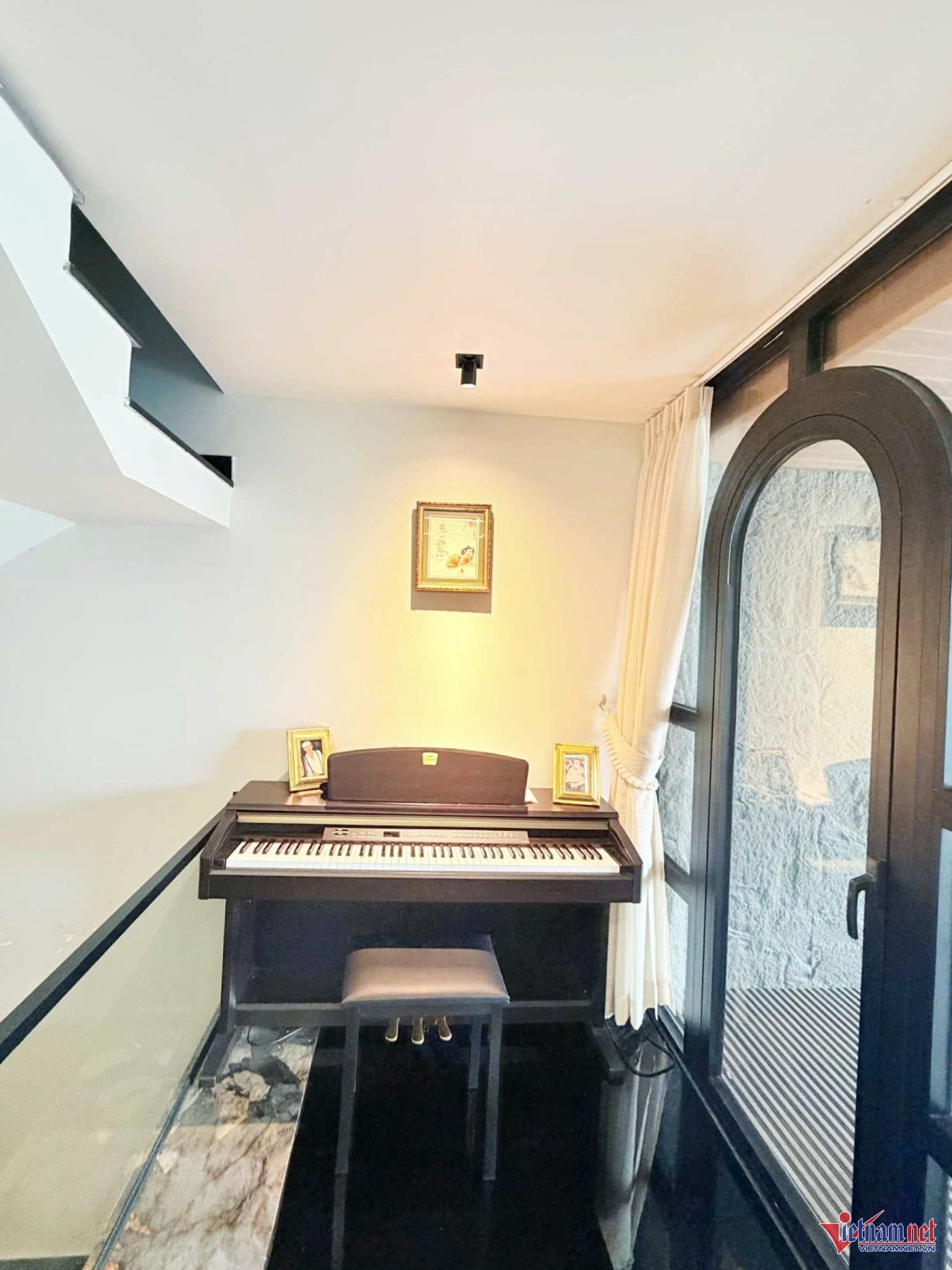 Các góc trống trong căn nhà được tận dụng trưng đồ trang trí, đàn piano và làm phòng thờ.