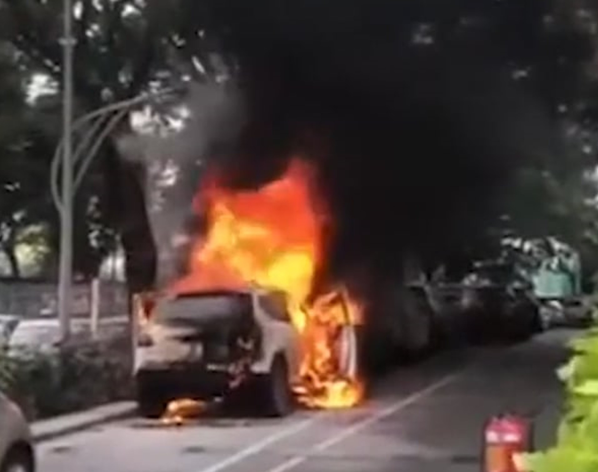 Hiện trường vụ cháy ô tô. Ảnh cắt từ clip