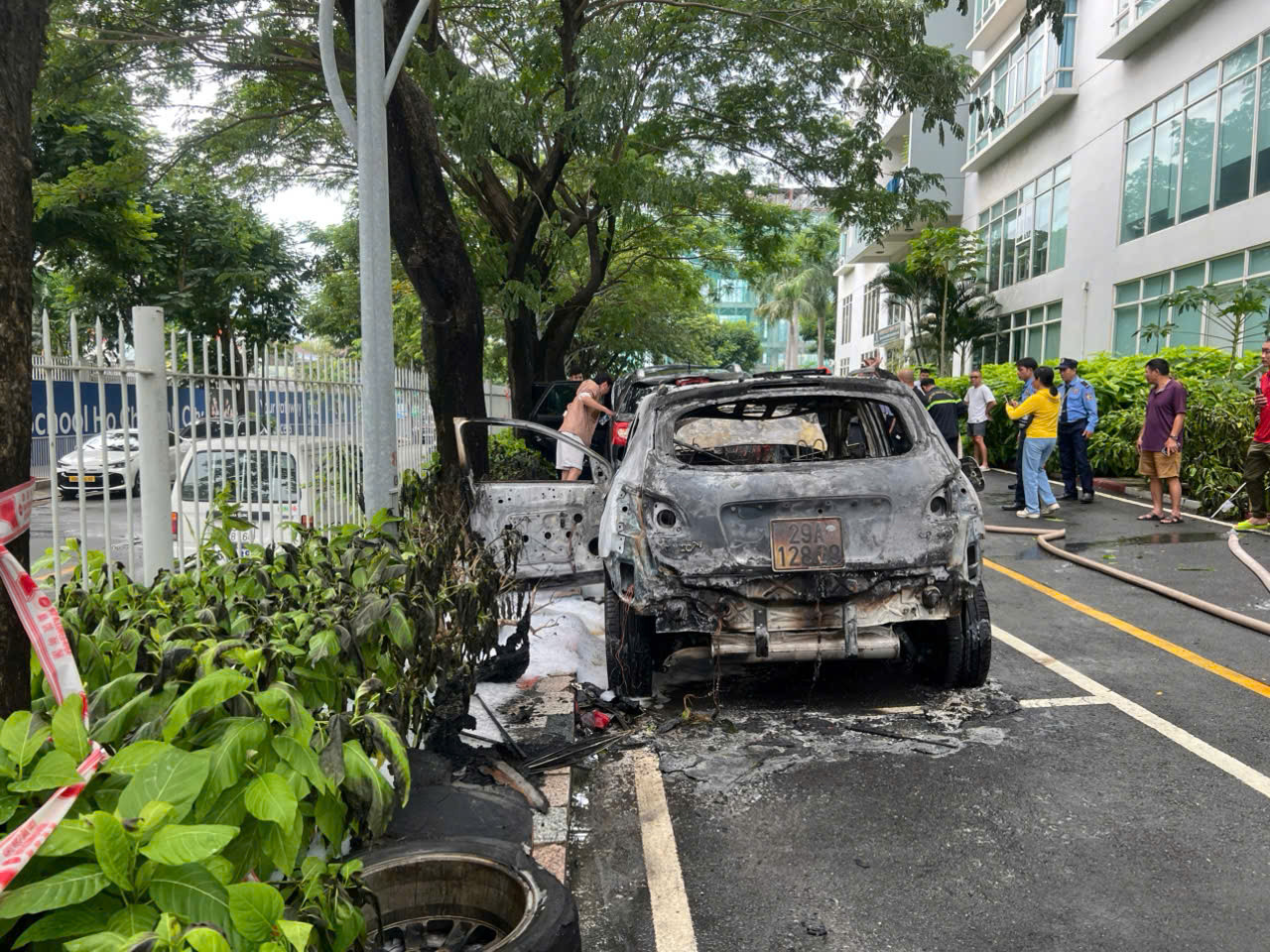 Ô tô 5 chỗ bị thiêu rụi. Ảnh: HC