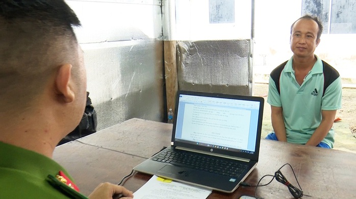 Công an đang ghi lời khai bị can Nguyễn Văn Phúc