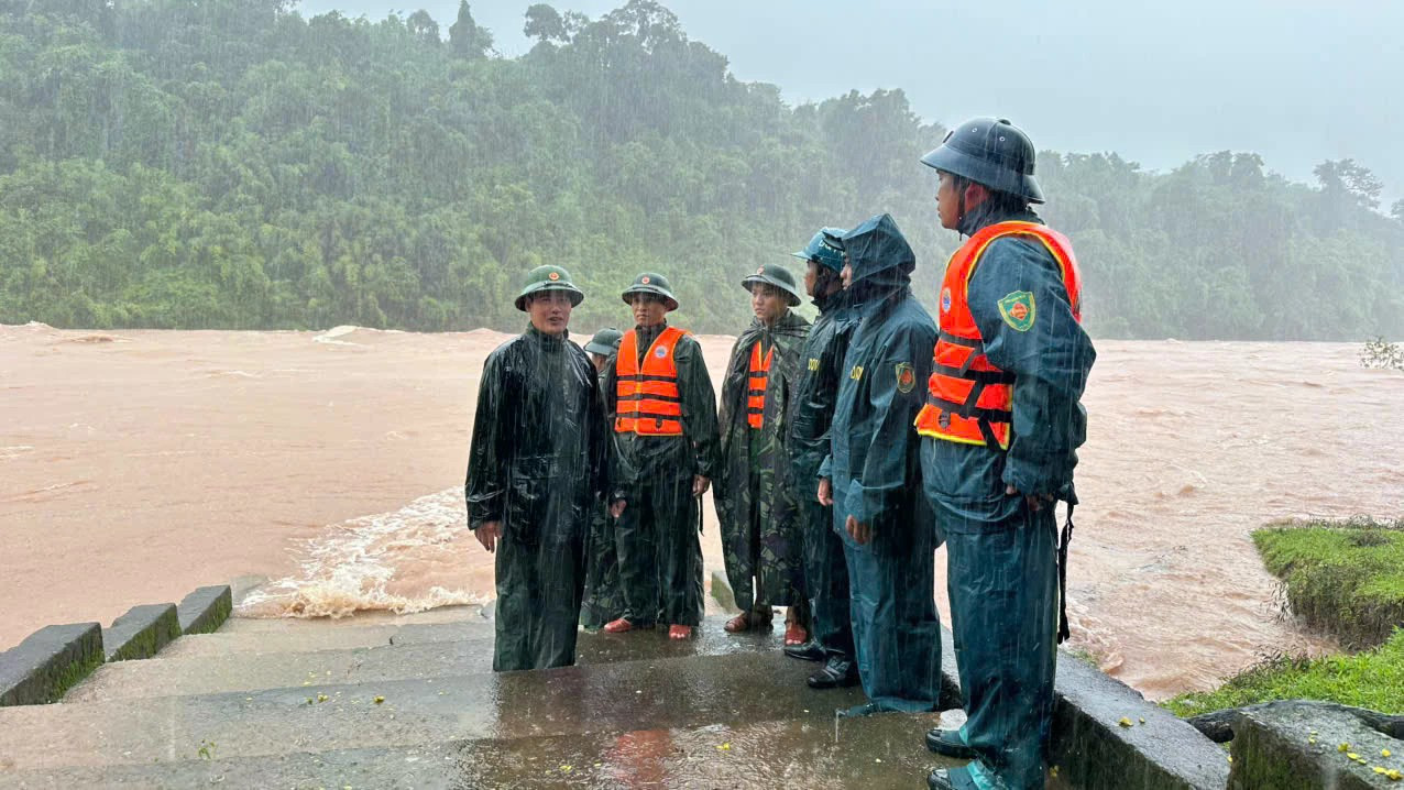 Bộ đội biên phòng bám địa bàn ứng phó với mưa lũ.