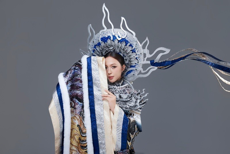 Kiều Duy suýt khóc trước khi thi National Costume ở Miss International 2025 - 3