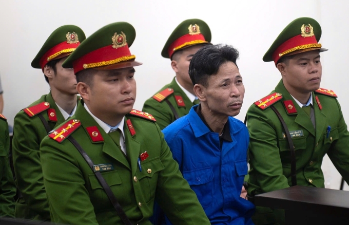 Bị cáo Cao Văn Hùng (giữa) tại tòa. Ảnh: Thanh Lam