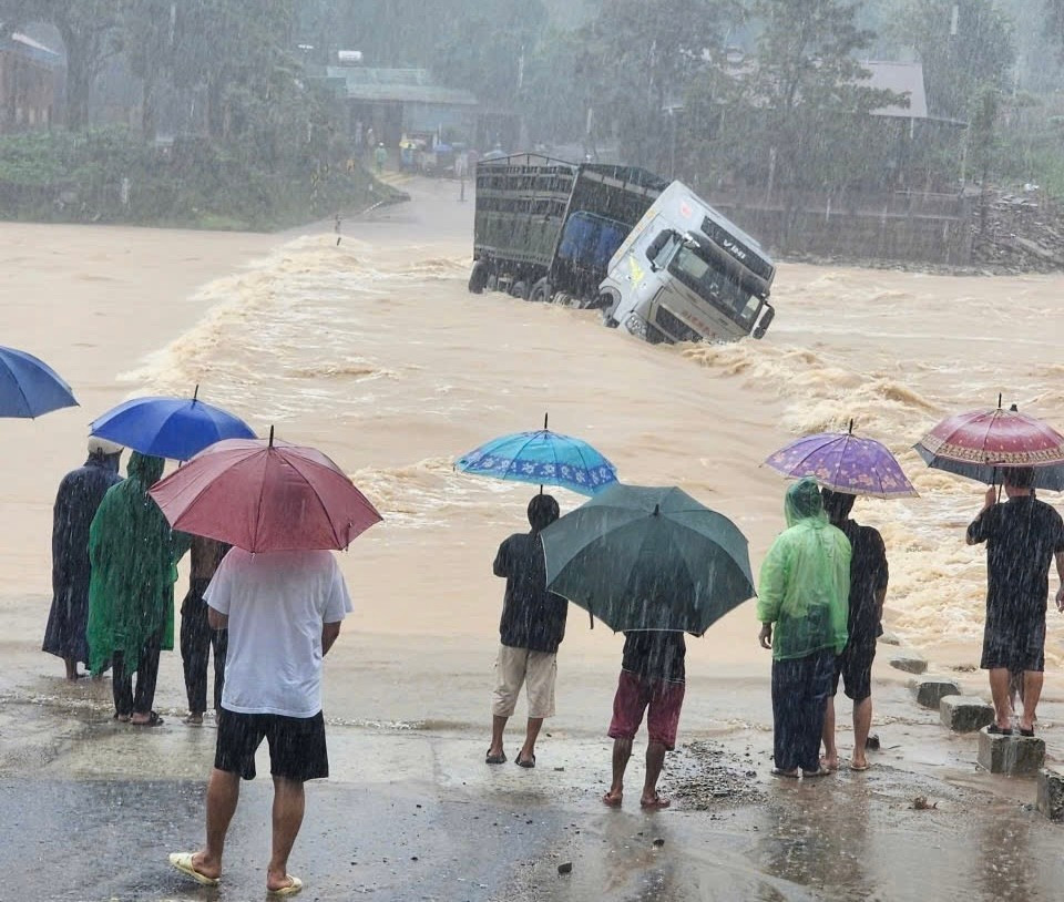 Tài xế xe tải cố tình vượt ngầm tràn mặc dù đã có cảnh báo.