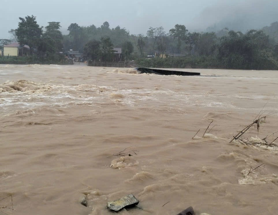Cả xe và người tài xế bị lũ cuốn trôi.