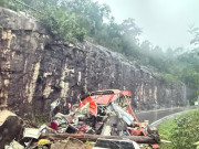 Tin tức - Đang cấp cứu 19 nạn nhân vụ sạt lở đè xe khách trên đèo Khánh Lê