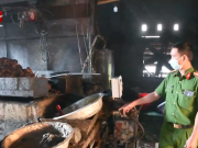 Clip Eva - Cận cảnh cơ sở chế biến mỡ động vật quy mô lớn “núp” trong nghĩa trang