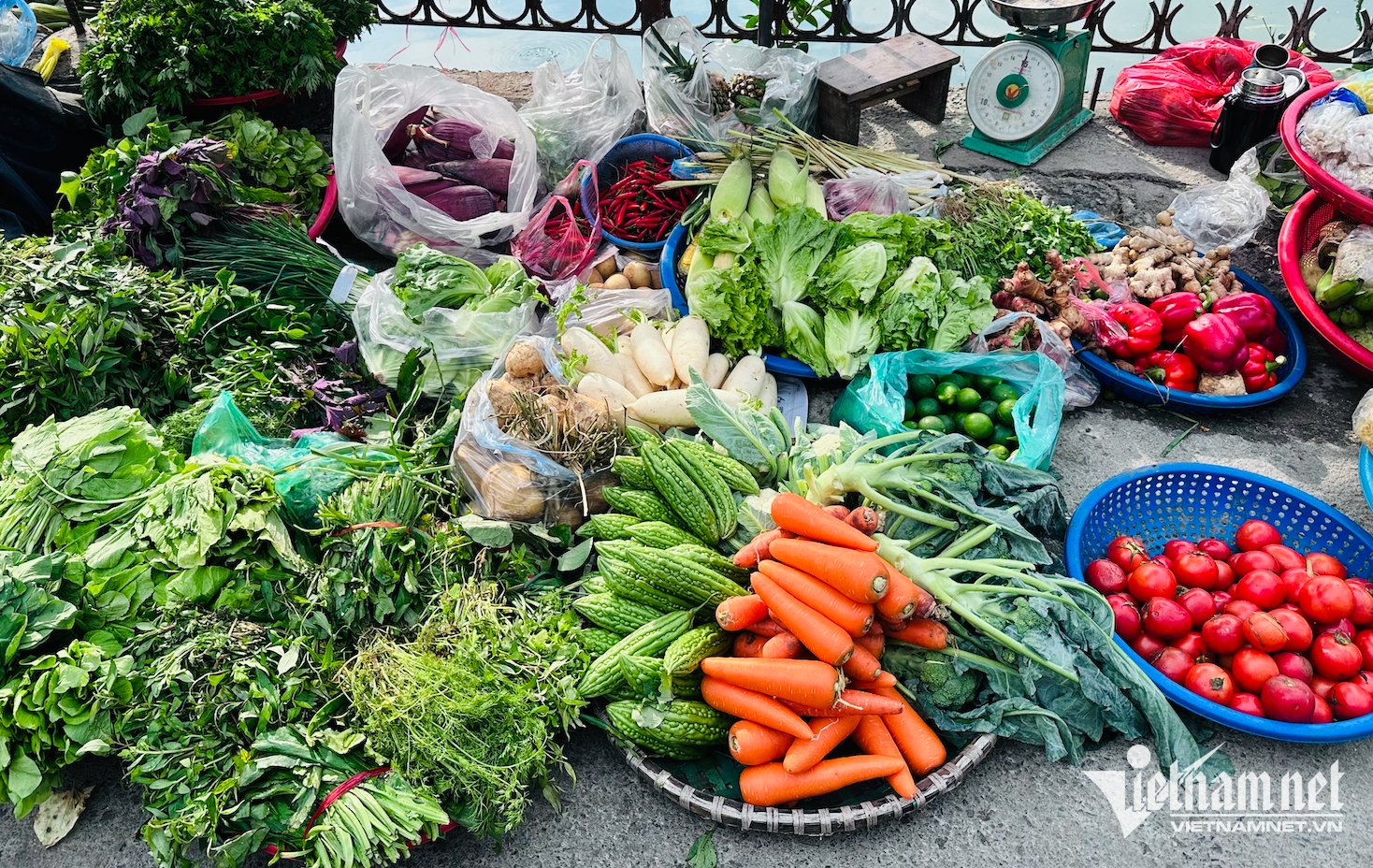 Rau xanh ở chợ Hà Nội tăng giá phi mã. Ảnh: Tâm An