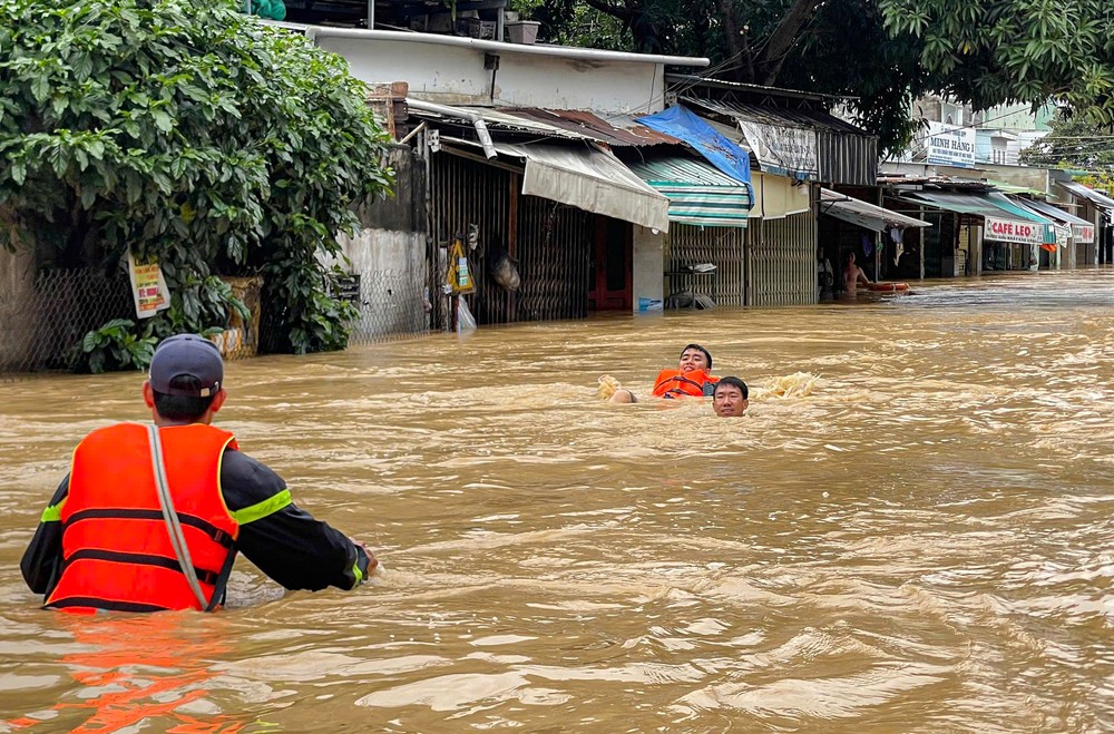Lực lượng cứu hộ nỗ lực vào những vùng ngập sâu giúp người dân nhưng nước quá lớn. Ảnh: XUÂN HOÁT