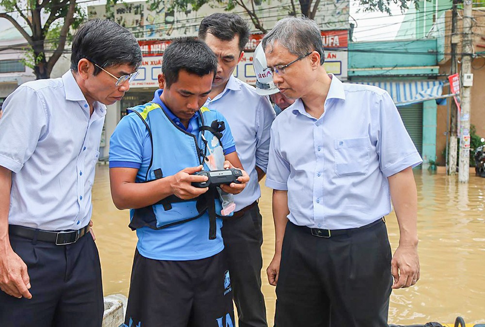 Ông Trần Hòa Nam, Phó chủ tịch UBND tỉnh Khánh Hòa (bìa phải), kiểm tra công tác ứng cứu. Ảnh: XUÂN HOÁT