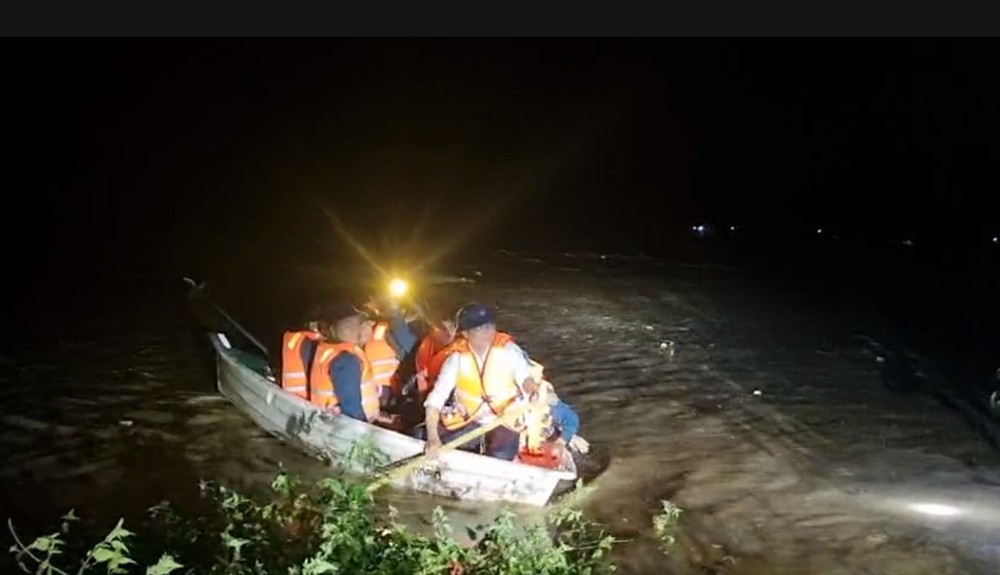 Ông Pháp tự chèo thuyền, chở người trong đoàn vào bờ an toàn. Ảnh: T.T