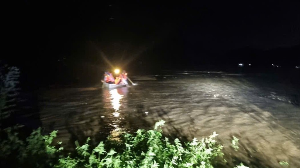 Chiếc thuyền bị hỏng chân vịt khi còn cách bờ khá xa. Ảnh: T.T