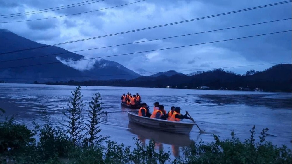 Lực lượng chức năng xã Krông Bông thường xuyên ra vào các khu vực bị cô lập để hỗ trợ người dân. Ảnh: T.T